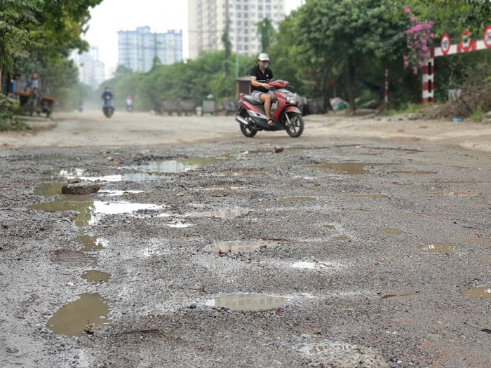 Hà Nội: Nhiều tuyến đường xuống cấp, nhếch nhác