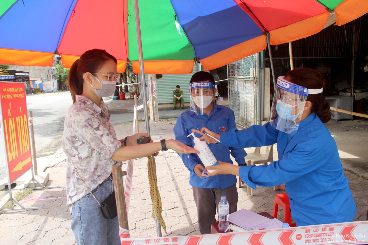 TP.Vinh: Chợ vắng đến không ngờ trong ngày đầu mở cửa trở lại