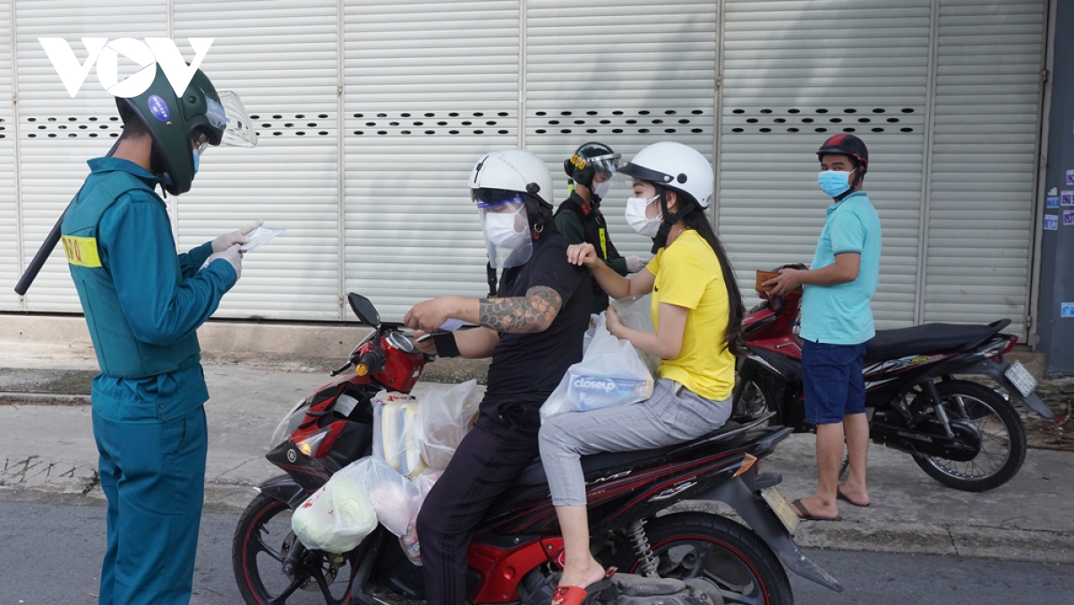 Bình Dương: Người tiêm 2 mũi vaccine, F0 khỏi bệnh được đi lại giữa các huyện "vùng xanh"