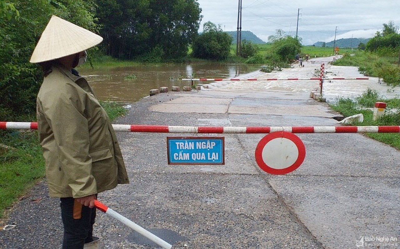 Nghệ An: Nhiều cầu tràn ngập nước, giao thông chia cắt