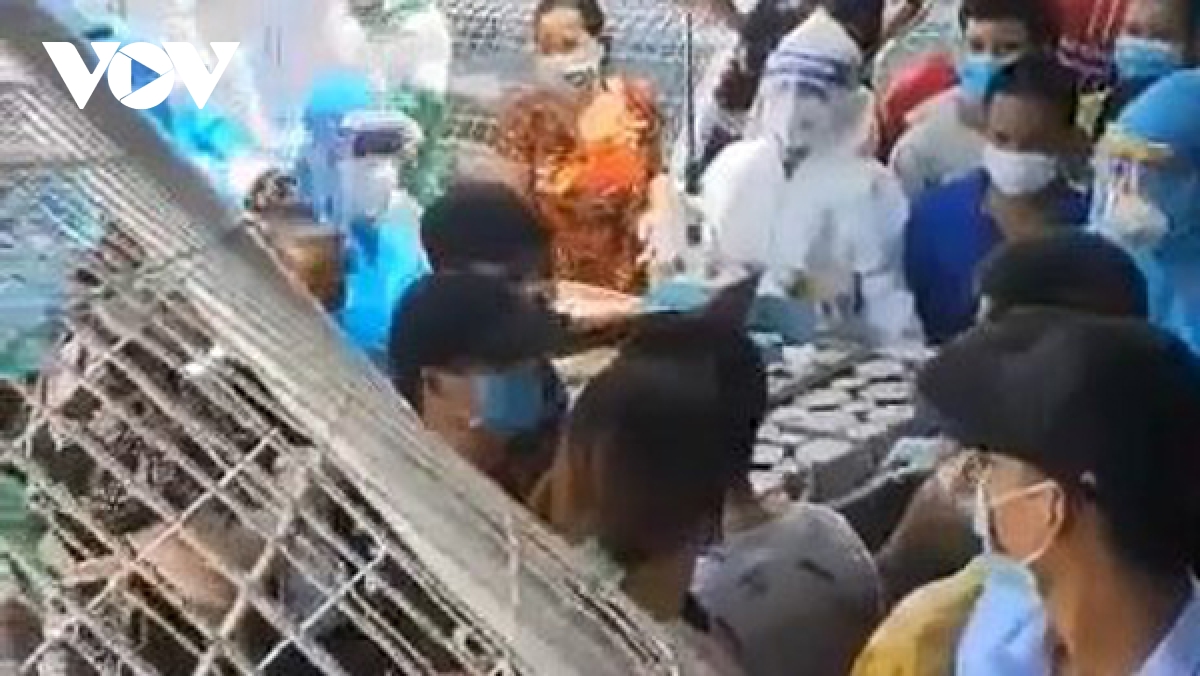 Chấn chỉnh tình trạng F0 chen lấn, xô đẩy để lấy thức ăn tại một bệnh viện dã chiến