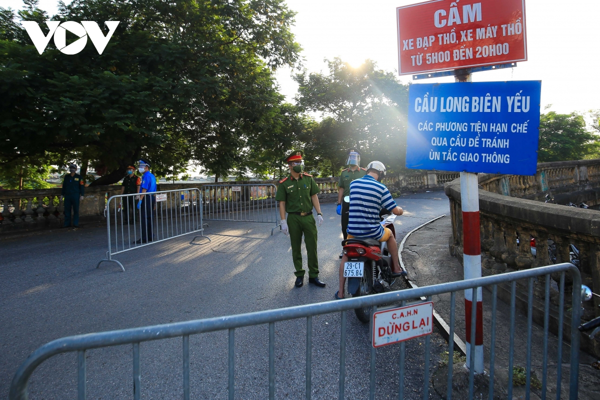 Các chốt kiểm soát người ra vào Vùng 1 ở Hà Nội bắt đầu hoạt động