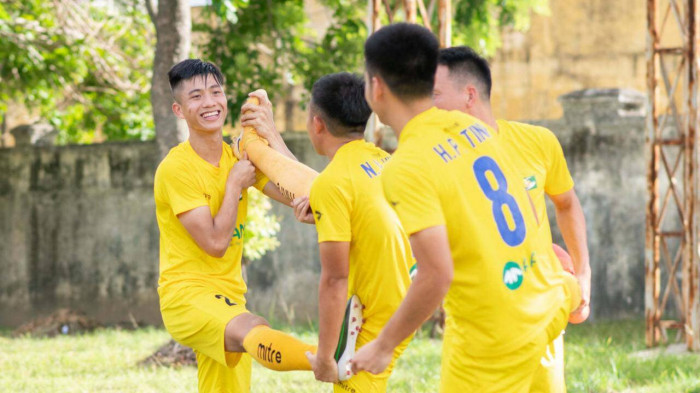 "Đại gia" mới của V-League nổ liền 2 quả bom chuyển nhượng chấn động?