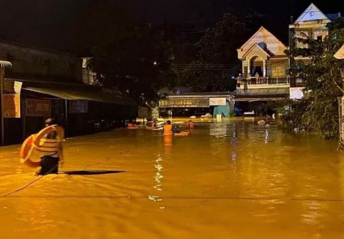 Mưa ngập sâu 2 mét, người dân leo lên gác gọi điện cầu cứu