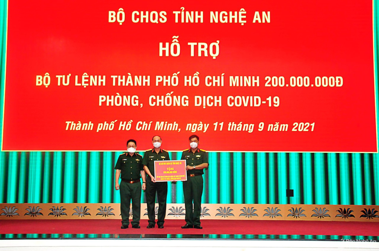 Bộ CHQS tỉnh ủng hộ LLVT và nhân dân TP. Hồ Chí Minh phòng, chống dịch Covid-19