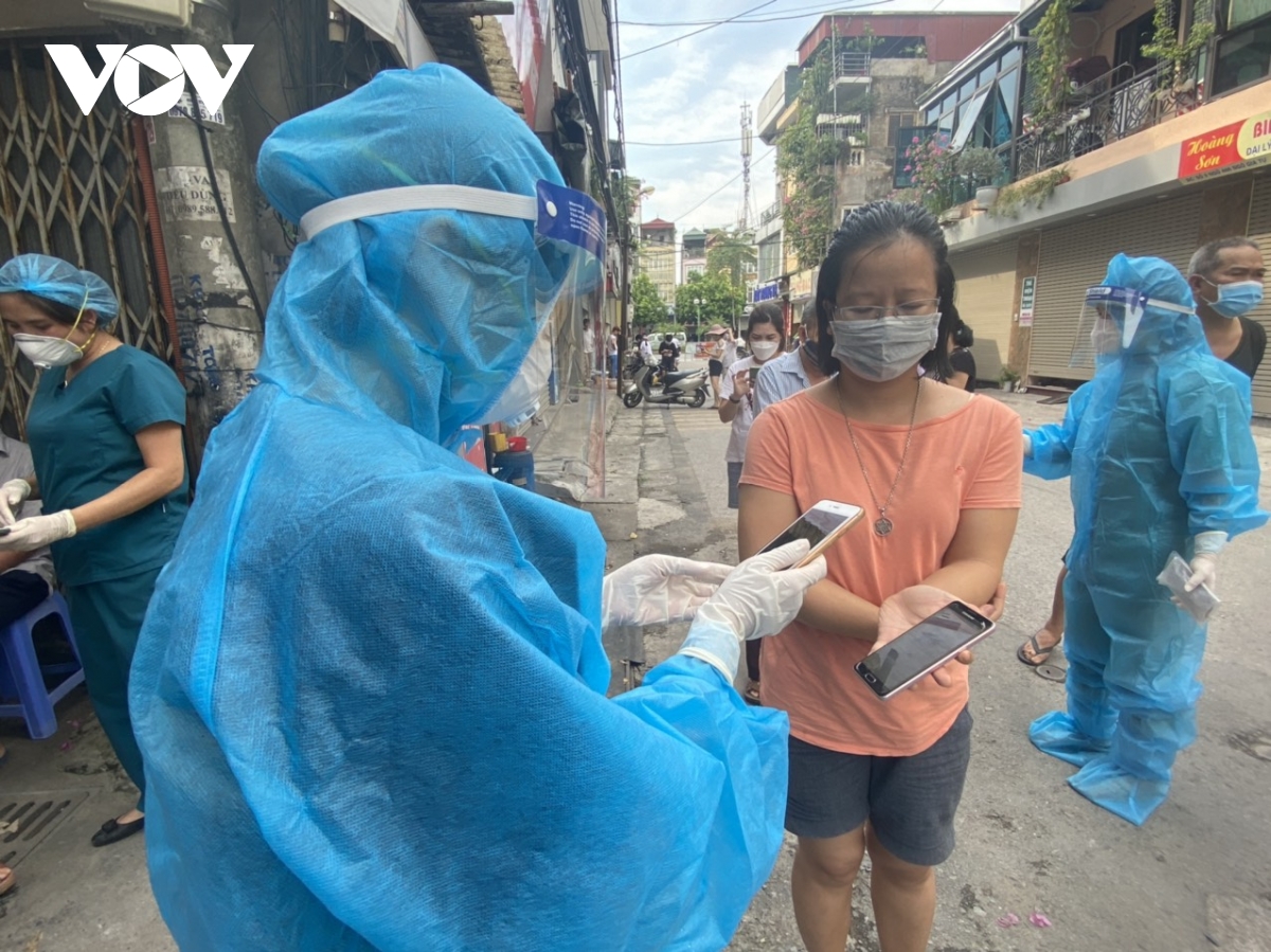 Hơn 400 nhân viên y tế Bắc Giang "đi từng ngõ" hỗ trợ quận Long Biên lấy mẫu xét nghiệm