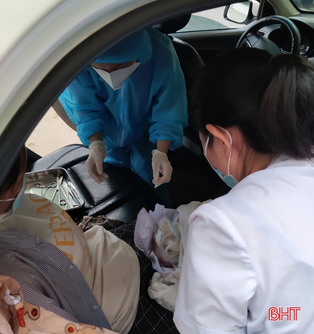 Nữ hộ sinh trực chốt tại BVĐK TP Hà Tĩnh đỡ đẻ cho sản phụ ngay trên xe taxi