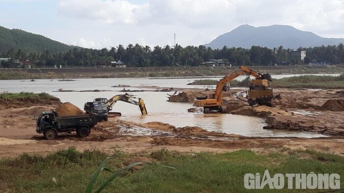 Đi bắt cá tại khu vực từng nạo vét sông, hai cha con đuối nước thương tâm