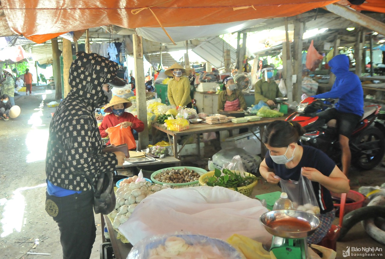 Nghệ An đề xuất tiêm vắc-xin phòng cho gần 8000 người làm việc tại các chợ trong toàn tỉnh