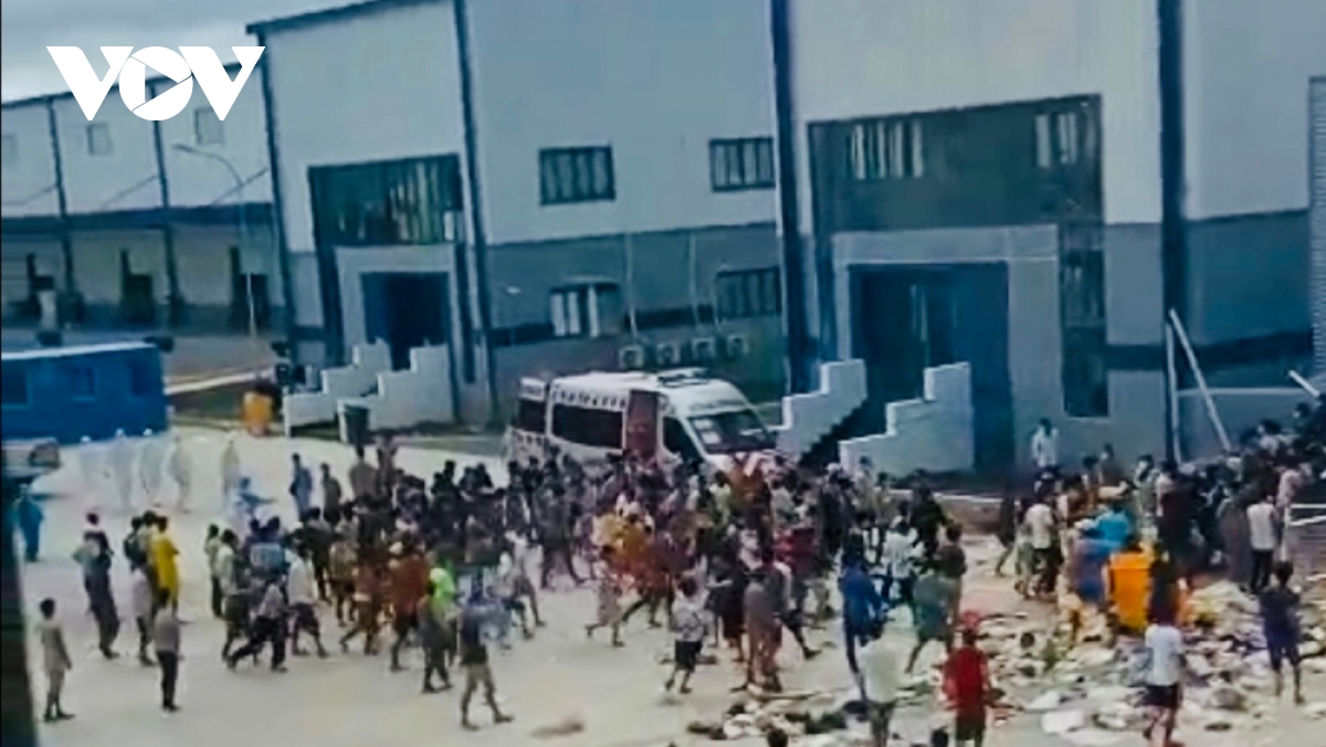 Chấn chỉnh tình trạng F0 chen lấn, xô đẩy để lấy thức ăn tại một bệnh viện dã chiến