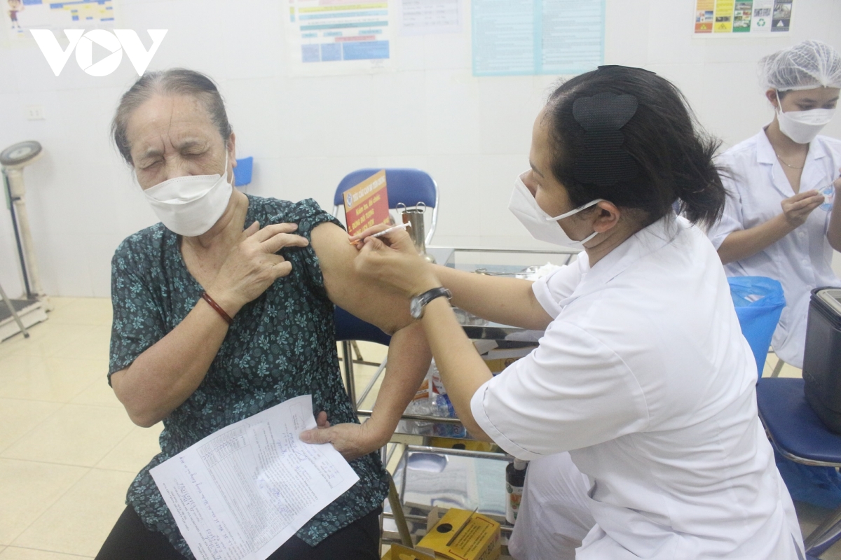 Người dân Hà Nội xếp hàng chờ tiêm vaccine trong đêm