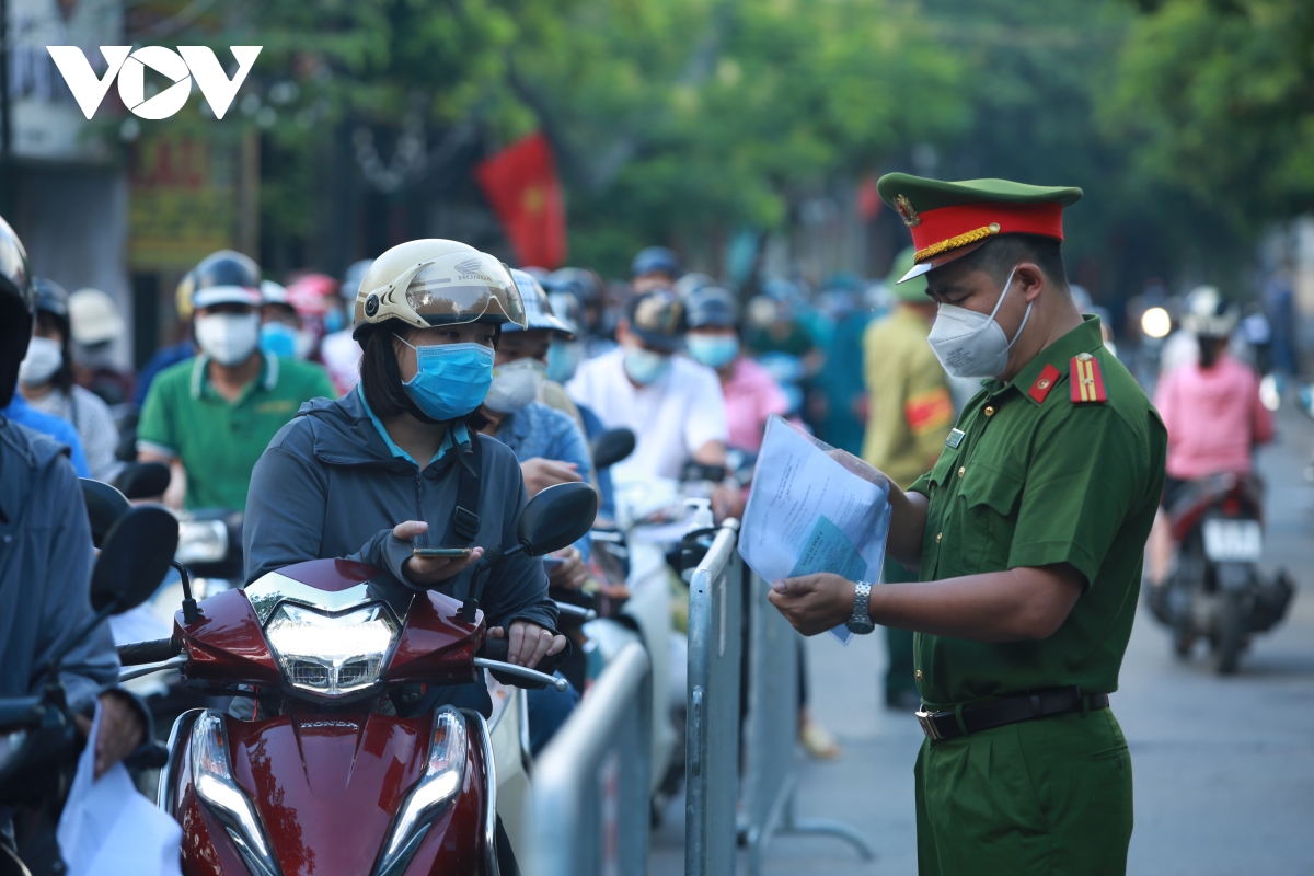 Ùn tắc ở chốt kiểm soát vì xã yêu cầu người ra đường phải có lịch trực