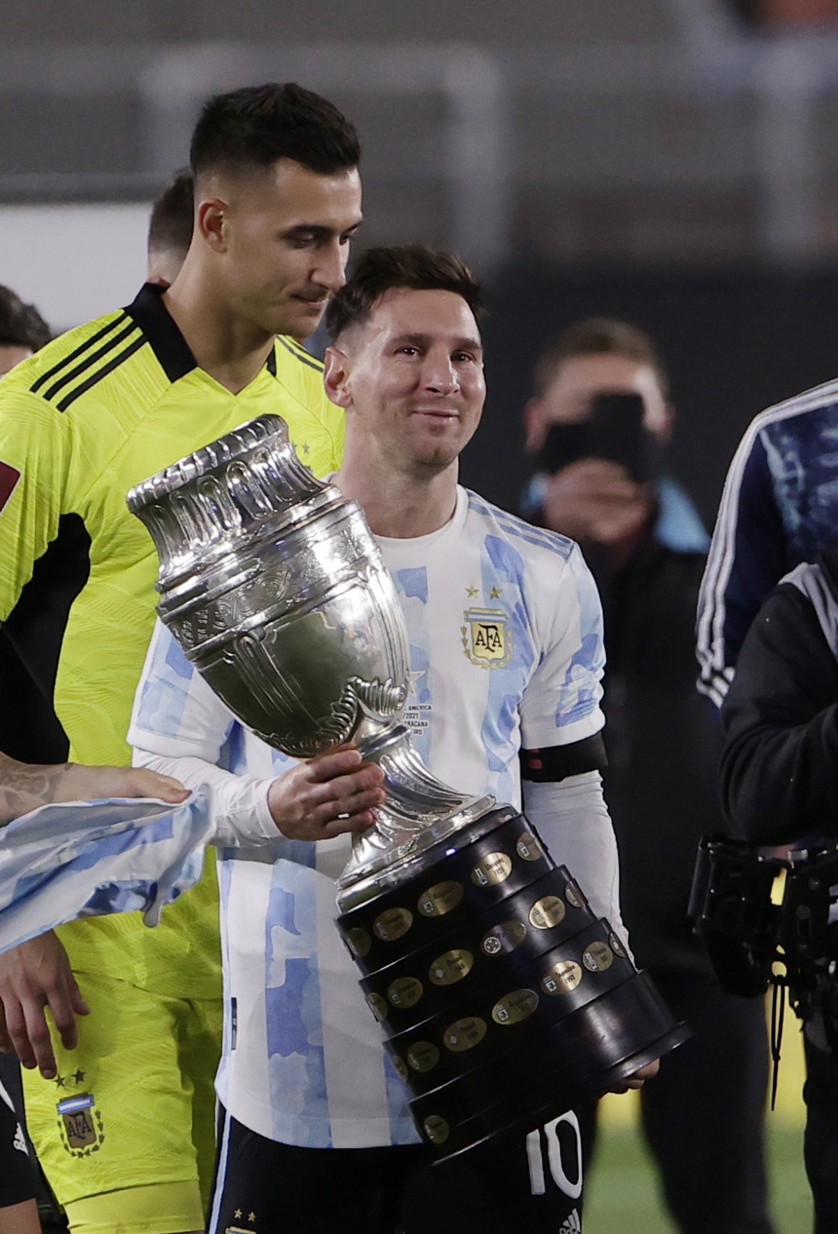 Messi bật khóc khi phá kỷ lục ghi bàn của huyền thoại Pele