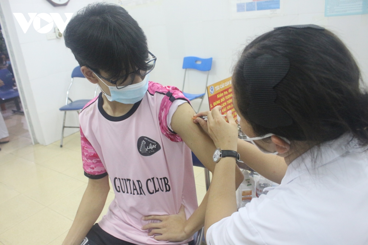 Người dân Hà Nội xếp hàng chờ tiêm vaccine trong đêm