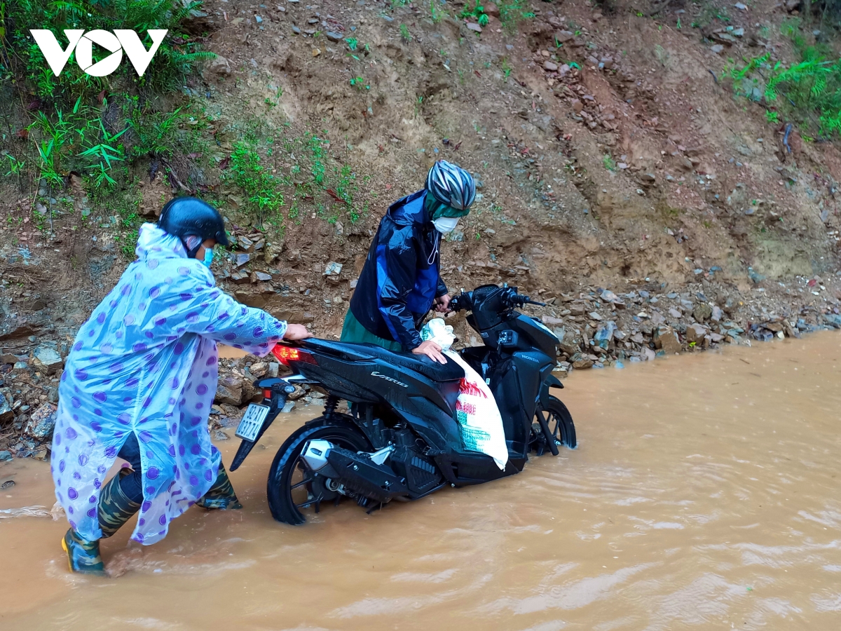 Mưa lớn gây cô lập nhiều xã vùng cao huyện Phước Sơn, Quảng Nam