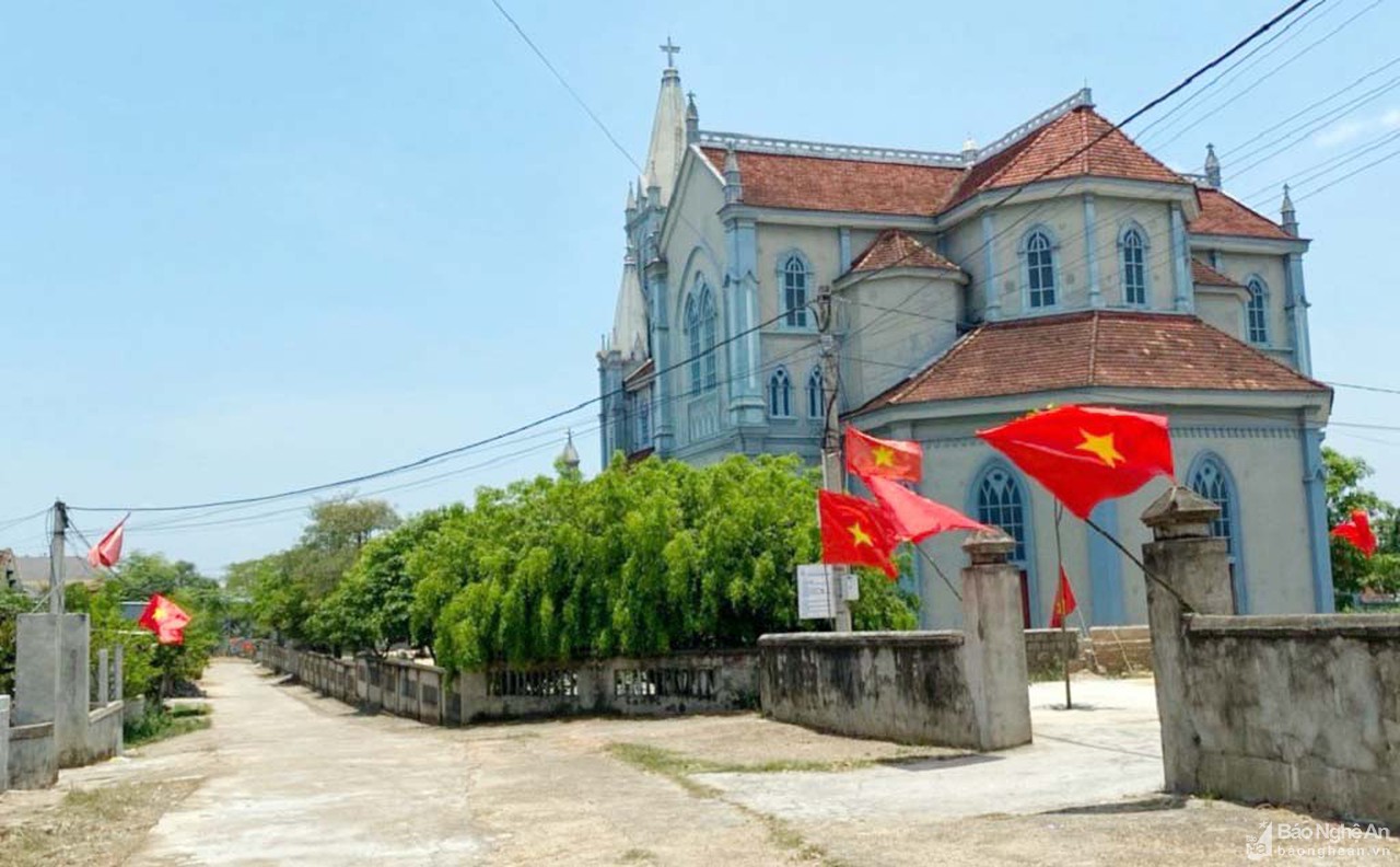 Lan tỏa phong trào trao tặng và treo cờ Tổ quốc tại các cơ sở tôn giáo ở Nghệ An