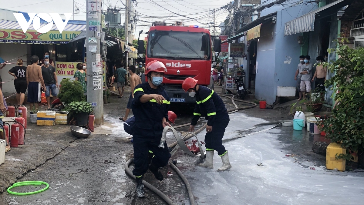 Đốt giấy tờ ở lầu trệt khiến căn nhà bốc cháy, 1 người tử vong ở TP.HCM