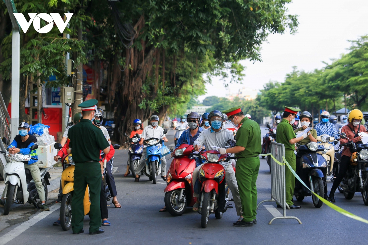 Các chốt kiểm soát người ra vào Vùng 1 ở Hà Nội bắt đầu hoạt động