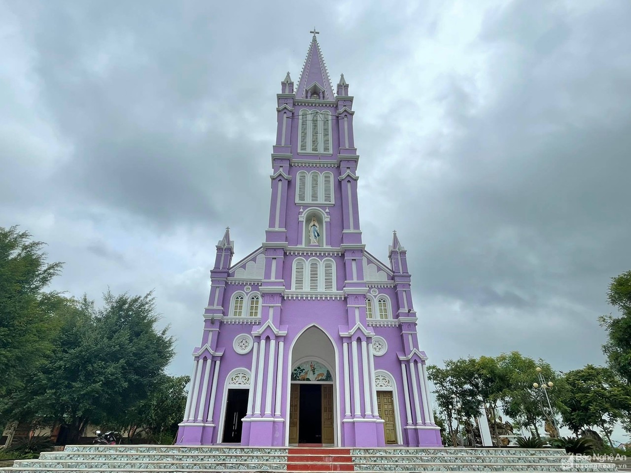 Khám phá nhà thờ màu tím độc đáo ở Nghệ An