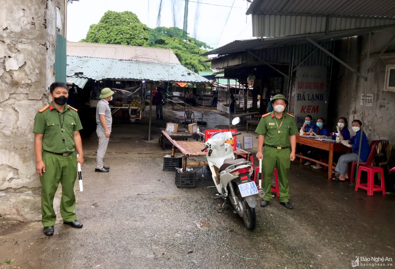 TP.Vinh: Chợ vắng đến không ngờ trong ngày đầu mở cửa trở lại