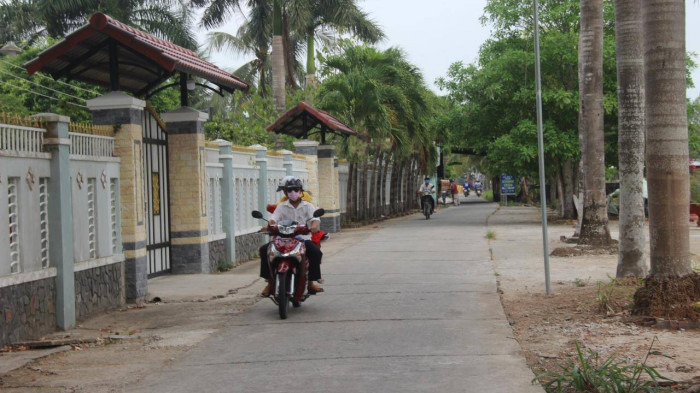 Hết cảnh luỵ đò, người dân bon bon trên đường bê tông hóa về tận phum sóc