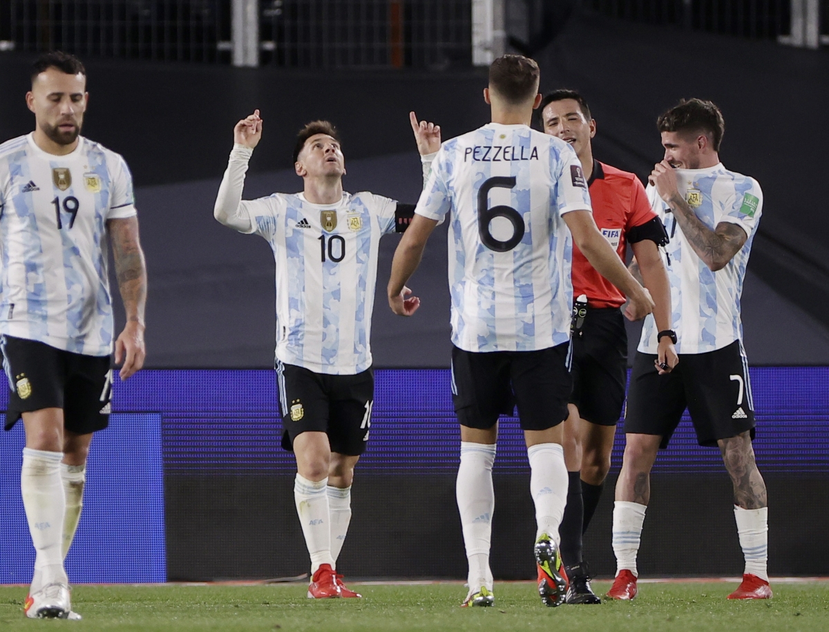 Messi bật khóc khi phá kỷ lục ghi bàn của huyền thoại Pele