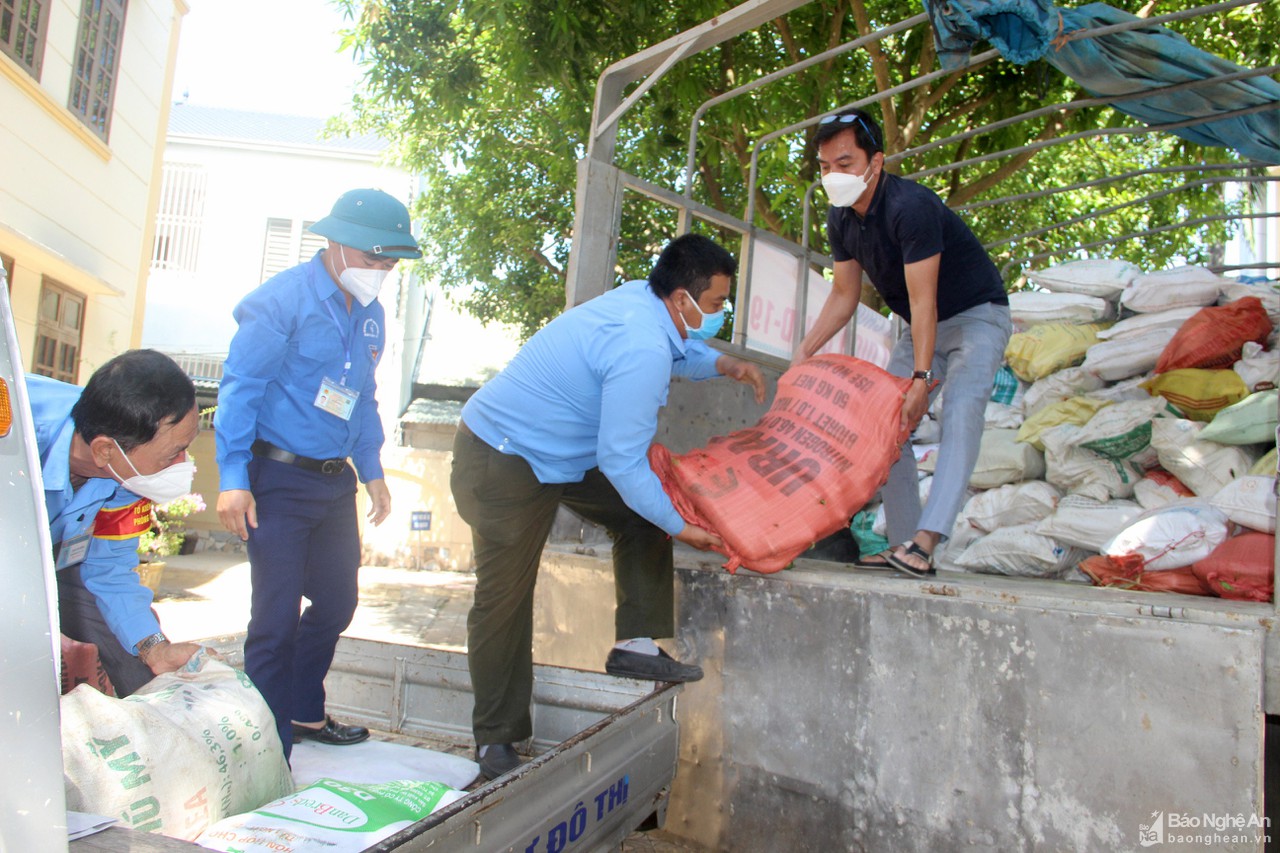 Tiếp tục hỗ trợ hàng tấn rau củ cho người dân TP.Vinh trong mùa dịch