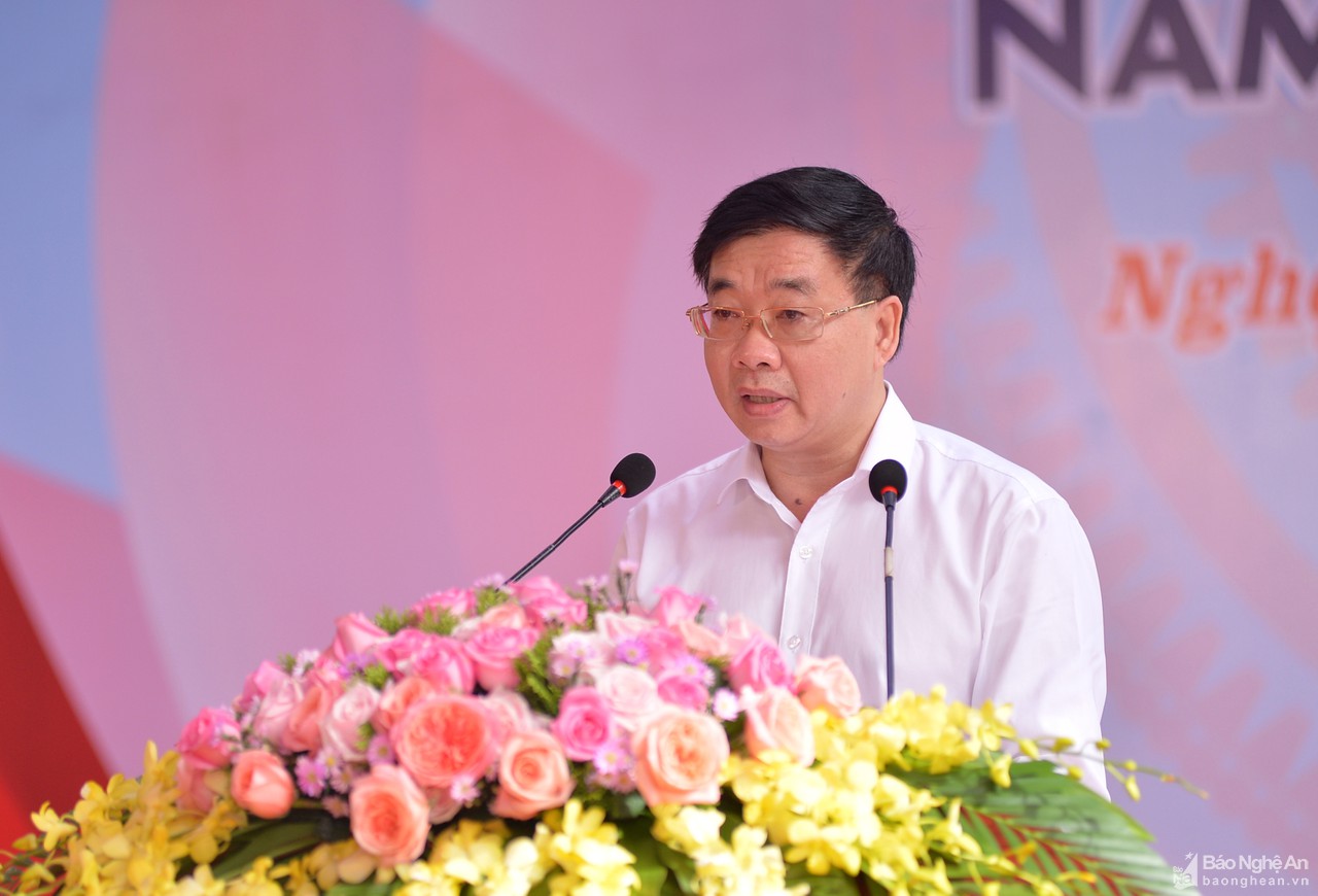 Lễ khai giảng đặc biệt của Nghệ An tại Trường THPT chuyên Phan Bội Châu