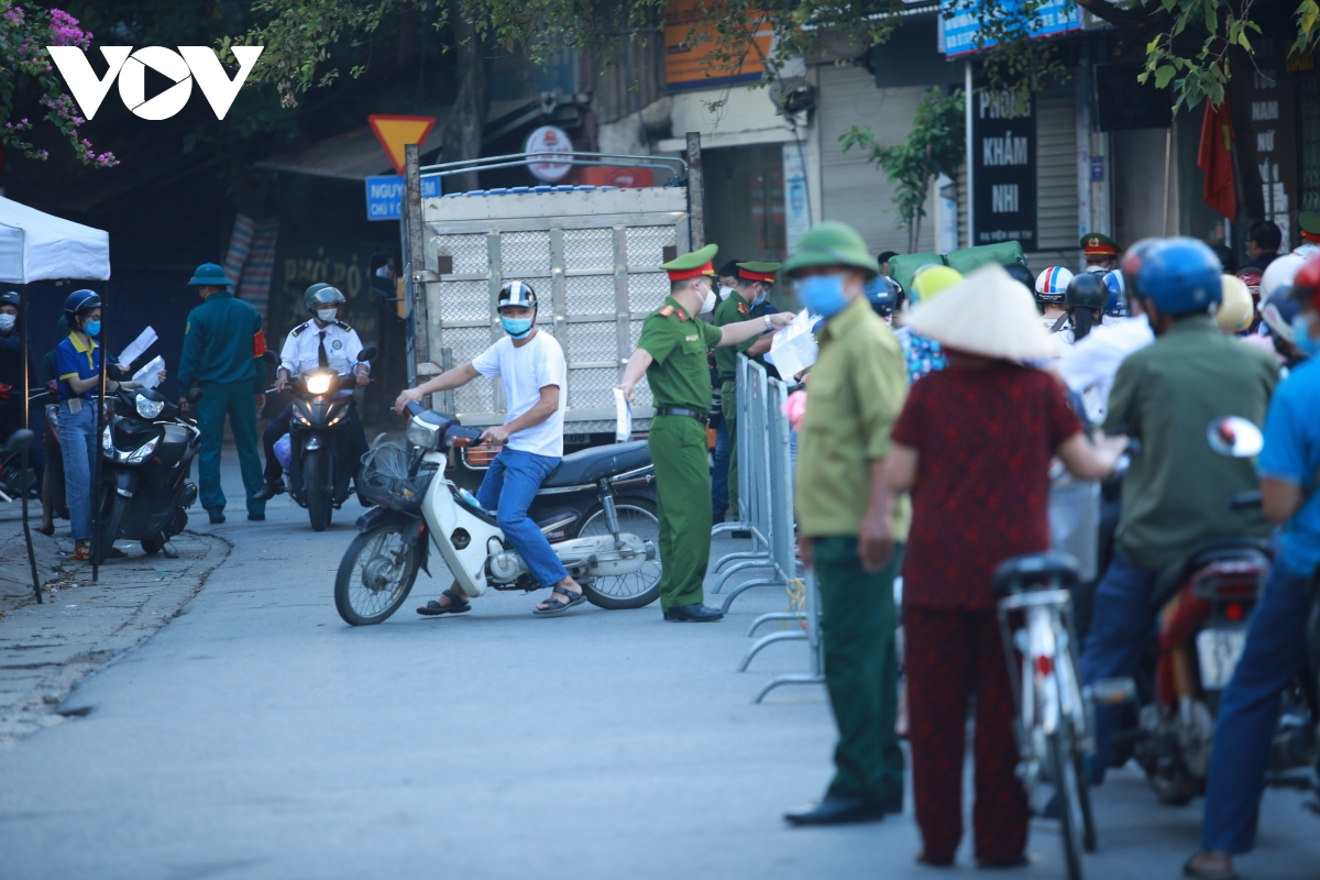 Ùn tắc ở chốt kiểm soát vì xã yêu cầu người ra đường phải có lịch trực