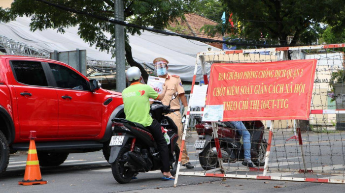 Người nước ngoài, người các tỉnh về TP.HCM làm “thẻ xanh Covid” thế nào?