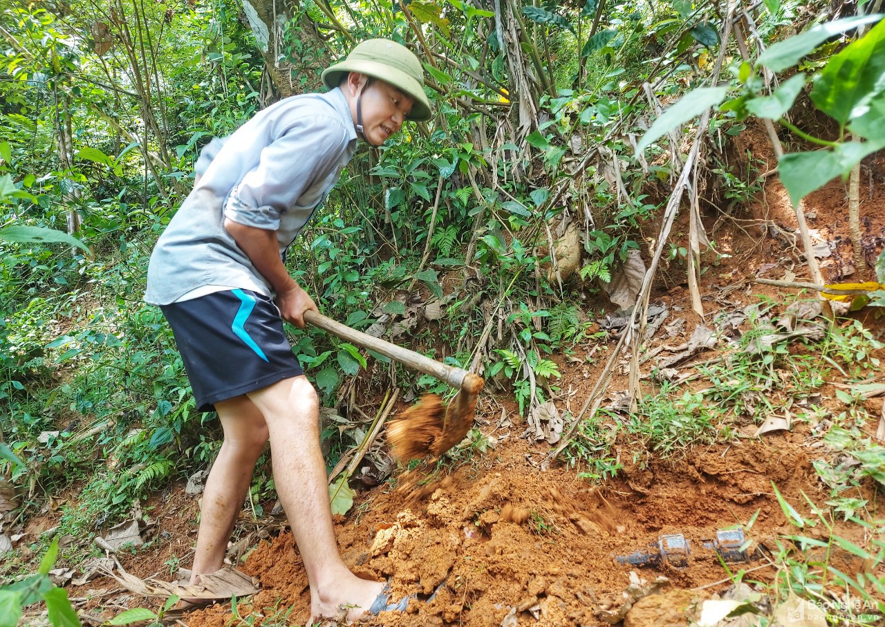 Giáo viên vùng cao Nghệ An băng rừng tìm nước cho học trò