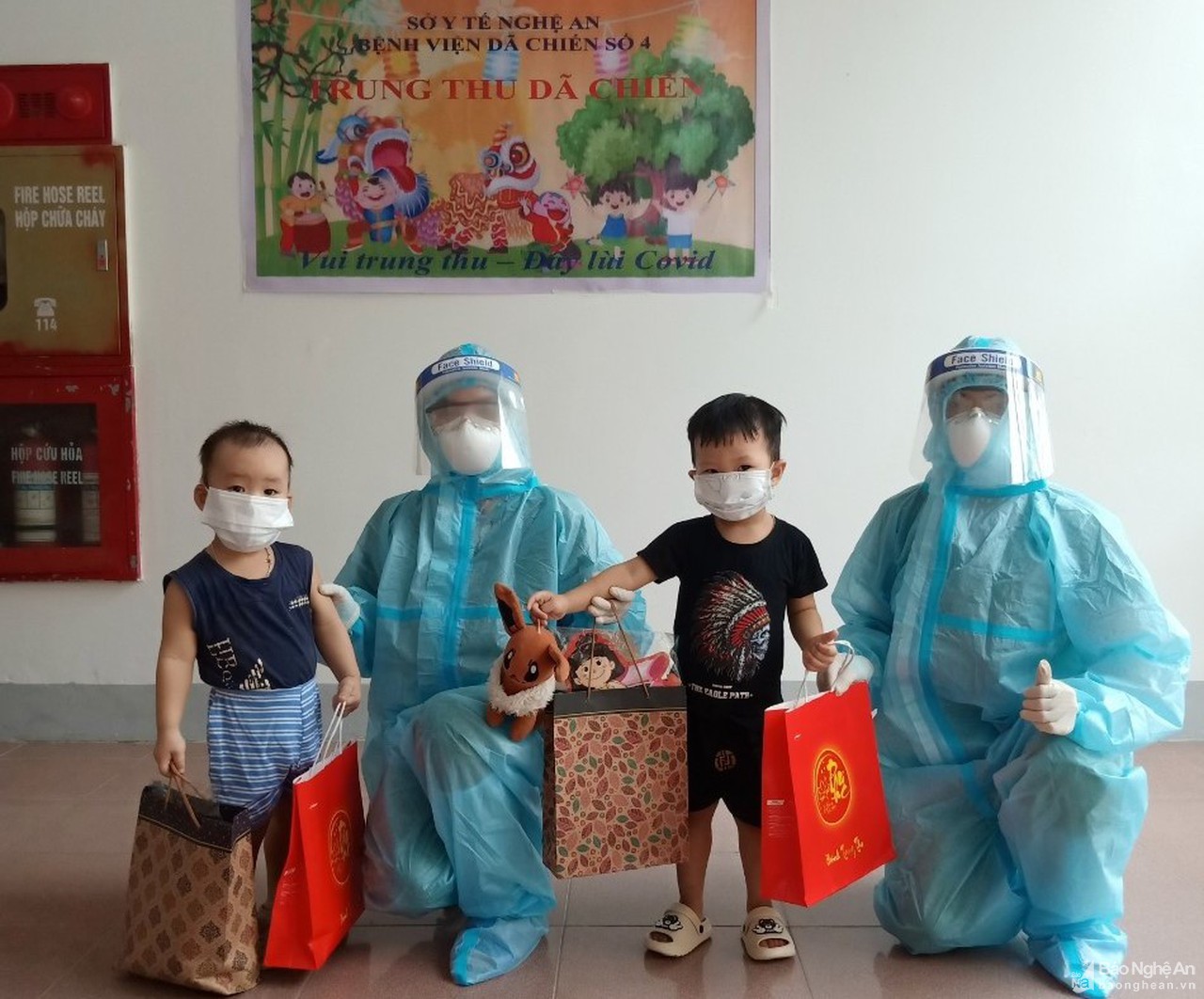 Trung thu sớm ở bệnh viện dã chiến có nhiều trẻ em nhất Nghệ An
