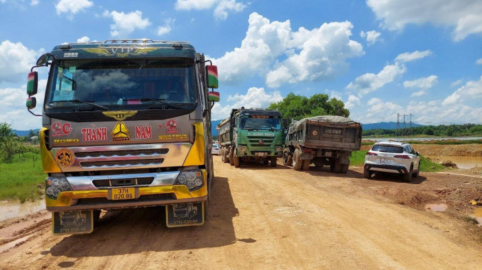 Công an “đột kích” điểm tận thu khoáng sản lòng hồ, giữ nhiều xe tải