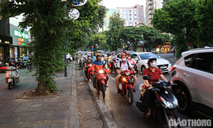 Chùm ảnh toàn cảnh Hà Nội ngày đầu nới lỏng giãn cách