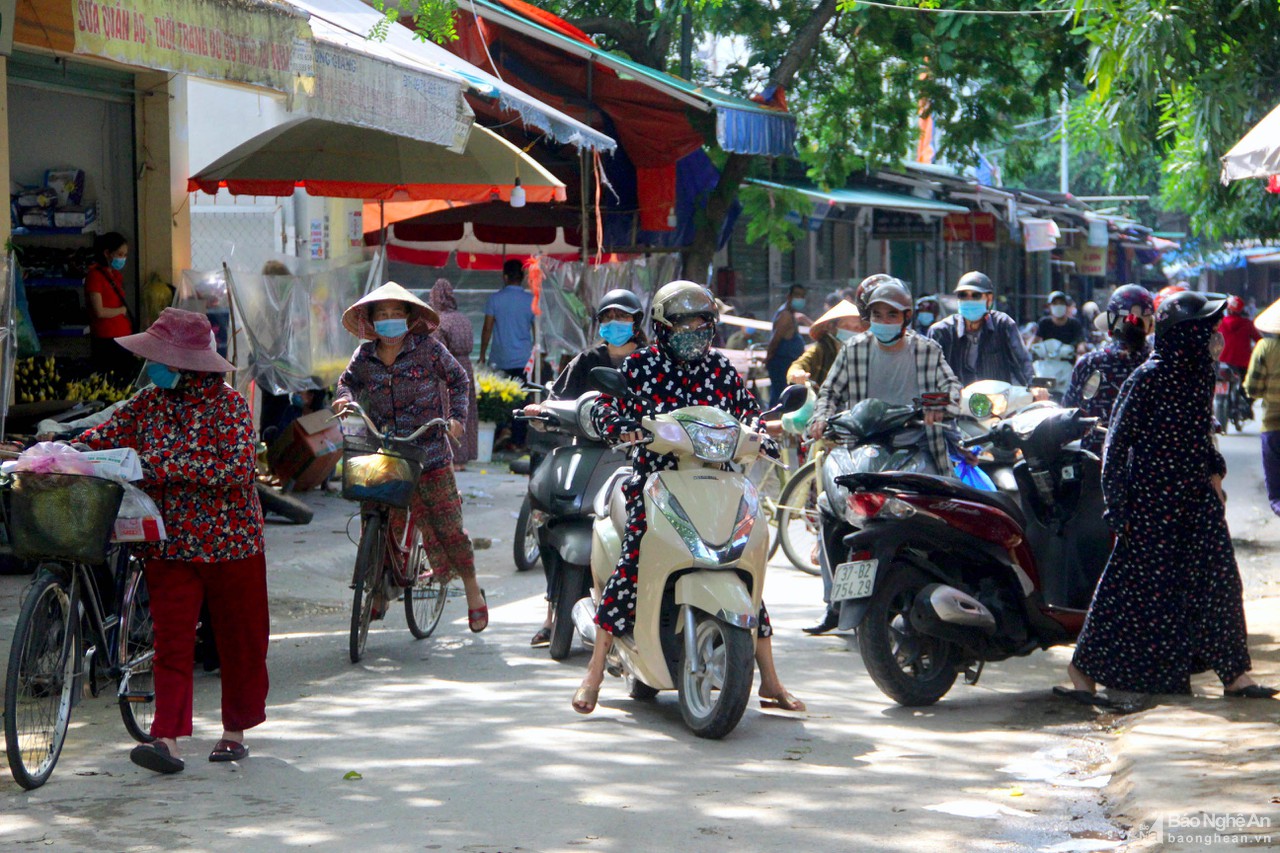 TP. Vinh: Xuất hiện tình trạng bán hàng tự phát tại các chợ chưa được mở cửa