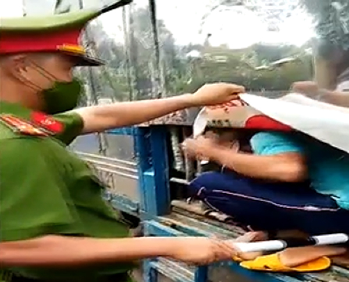 7 người trốn trong thùng xe tải để “thông chốt”