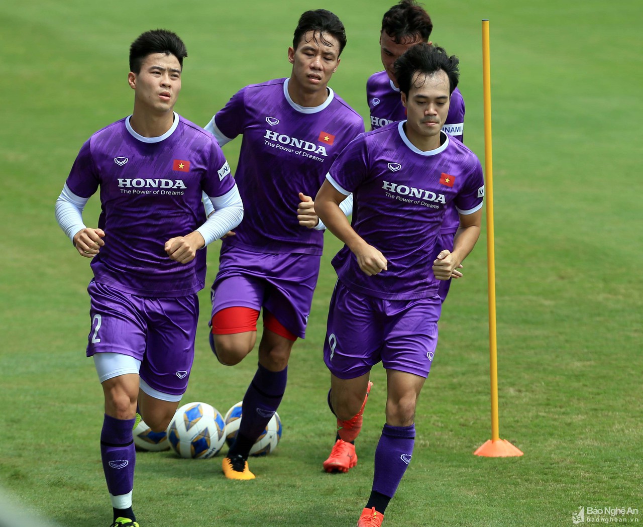 Thầy Park rèn thể lực tuyển Việt Nam giữa trời nắng gắt