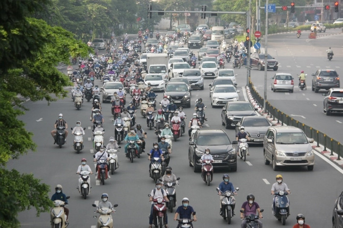 Chùm ảnh: Đường phố Hà Nội đông nghẹt thở ngày đầu nới lỏng giãn cách