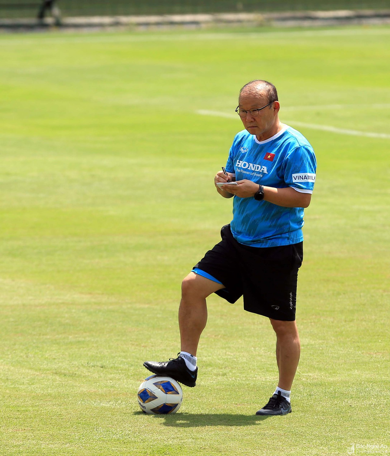 Thầy Park rèn thể lực tuyển Việt Nam giữa trời nắng gắt