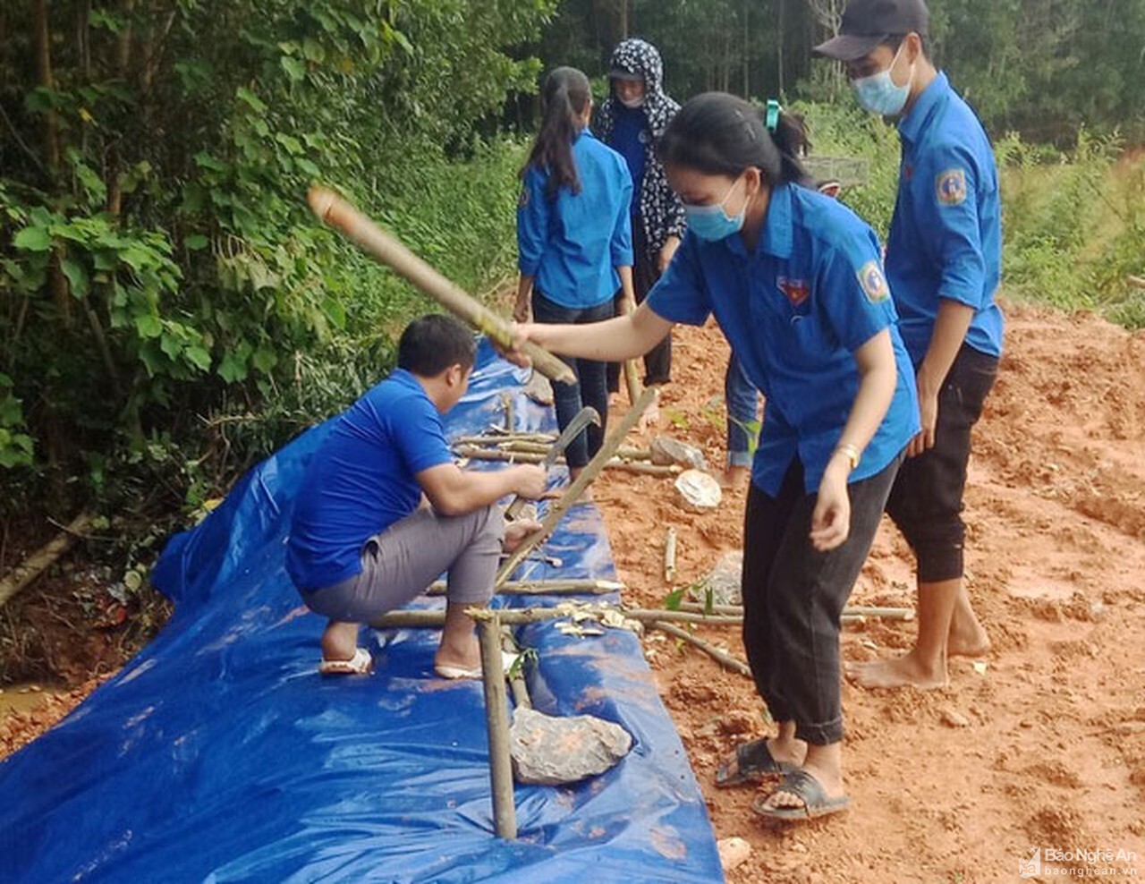 Gia cố thêm đá hộc, đất sỏi nơi thân đập Bàn Vàng bị vỡ 