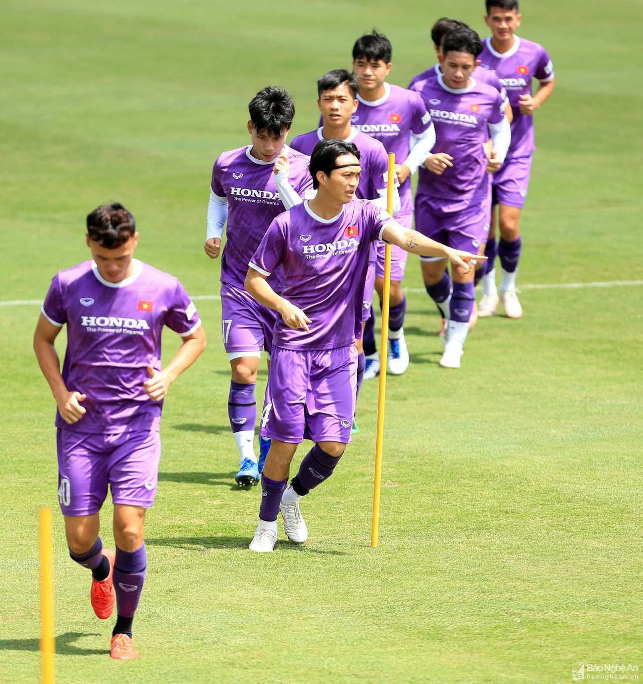 Thầy Park rèn thể lực tuyển Việt Nam giữa trời nắng gắt