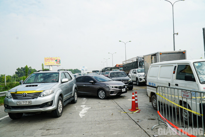 Chùm ảnh toàn cảnh Hà Nội ngày đầu nới lỏng giãn cách