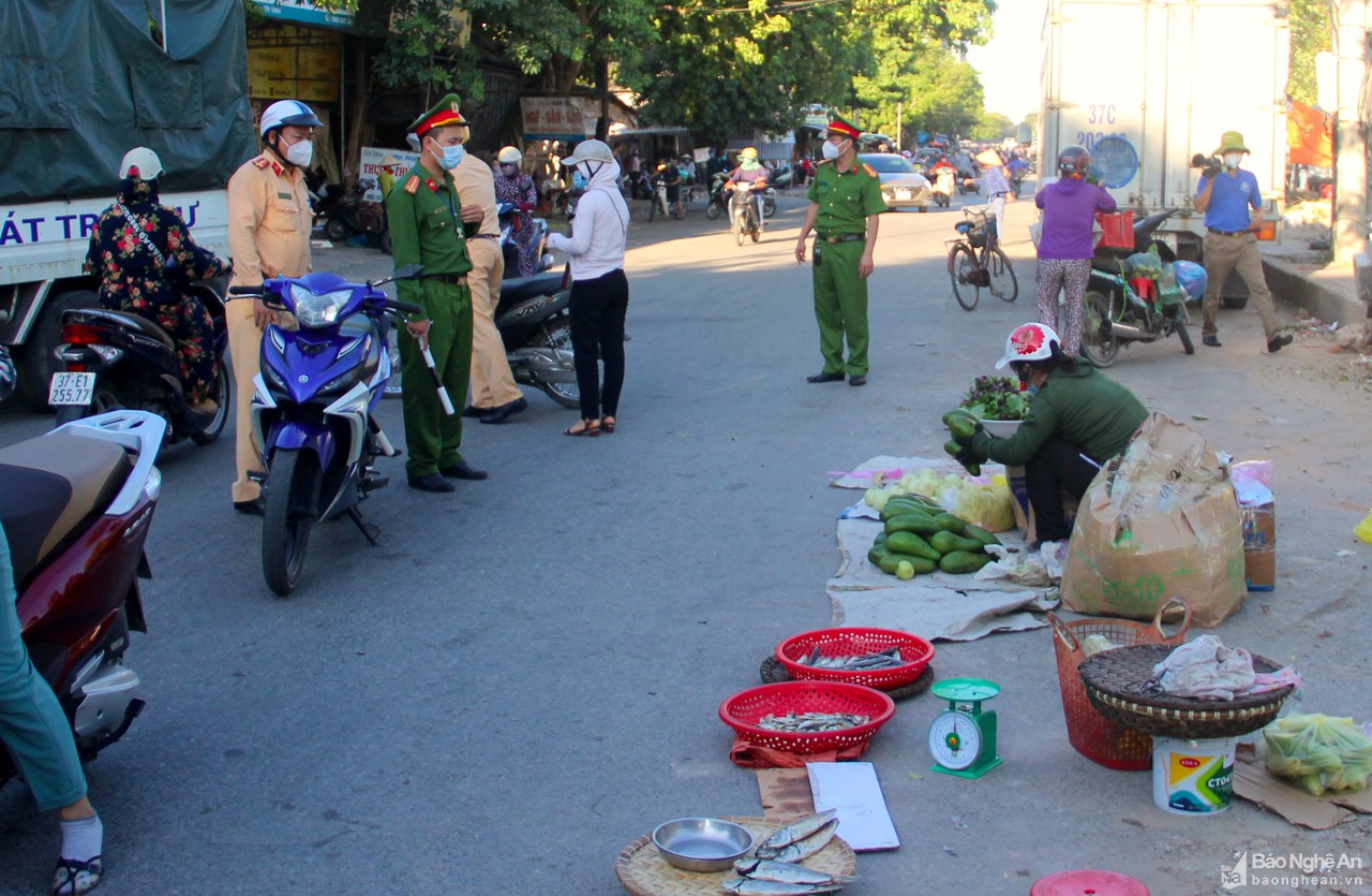 TP. Vinh: Xuất hiện tình trạng bán hàng tự phát tại các chợ chưa được mở cửa