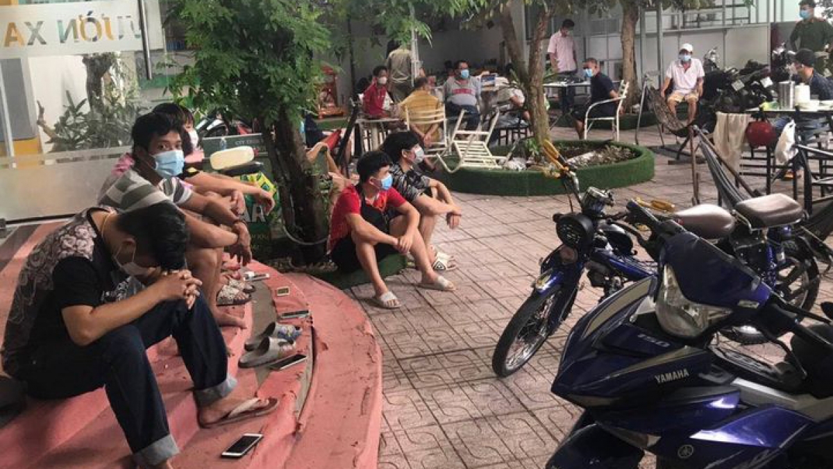 Nhóm thanh niên tụ tập đánh bài, test nhanh 1 người dương tính