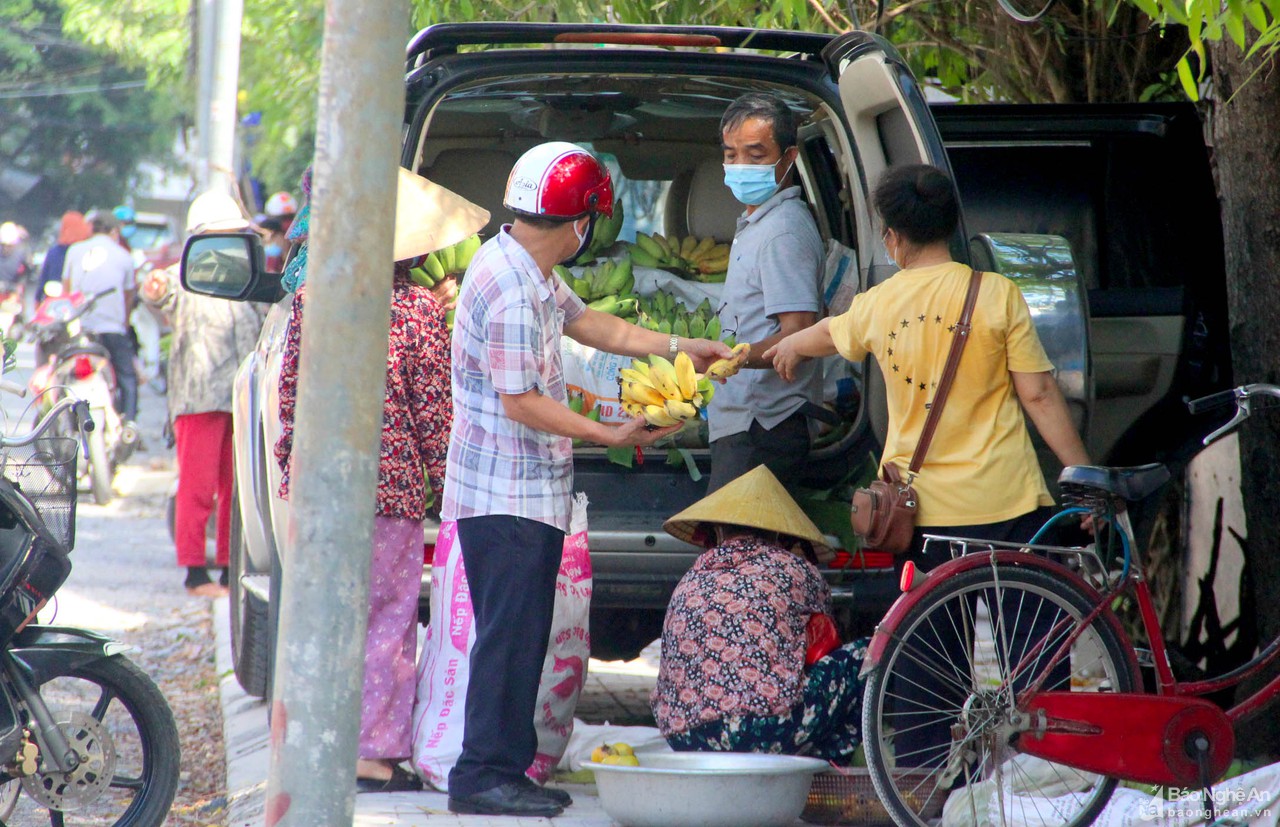 TP. Vinh: Xuất hiện tình trạng bán hàng tự phát tại các chợ chưa được mở cửa