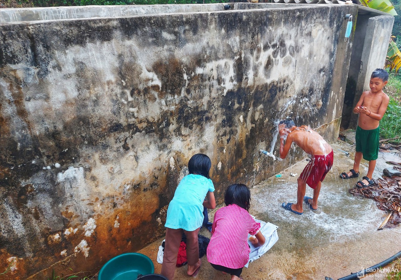 Giáo viên vùng cao Nghệ An băng rừng tìm nước cho học trò