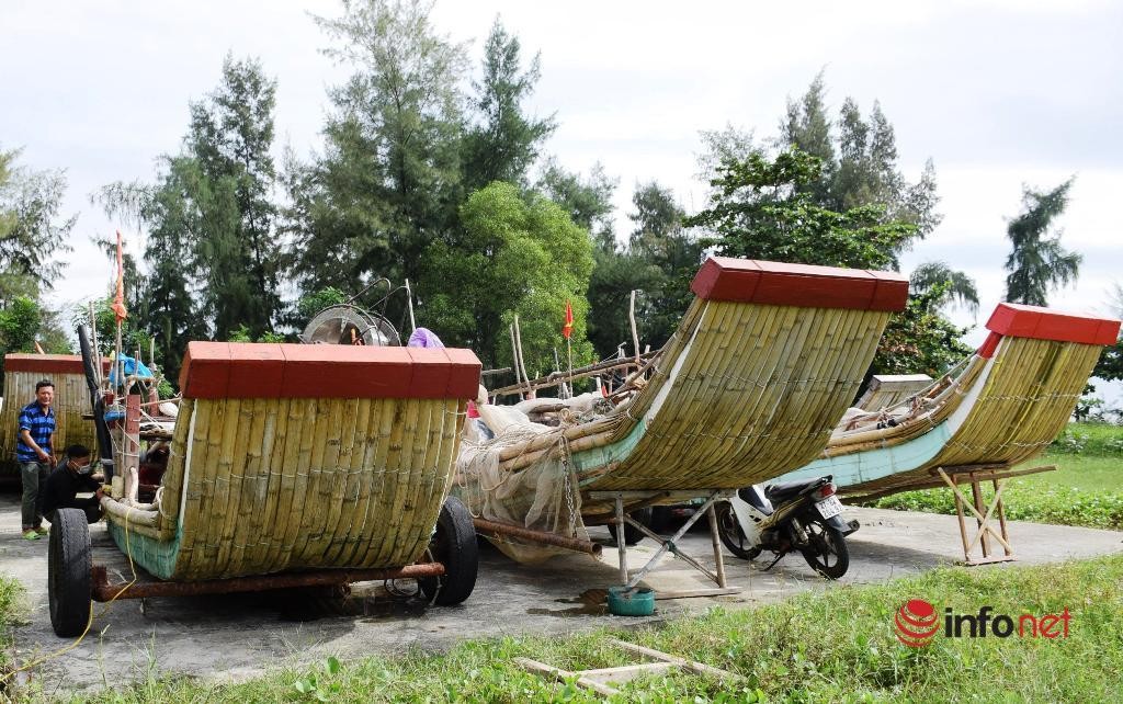 nghe-an-hang-tram-be-mang-len-bo-tranh-bao-dam-bao-an-toan-cho-hoc-sinh-giao-vien-truong-hoc-1-1634137407.jpg