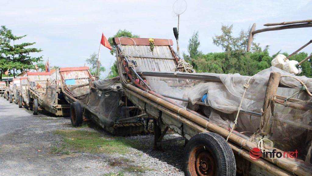 nghe-an-hang-tram-be-mang-len-bo-tranh-bao-dam-bao-an-toan-cho-hoc-sinh-giao-vien-truong-hoc-1634137350.jpg