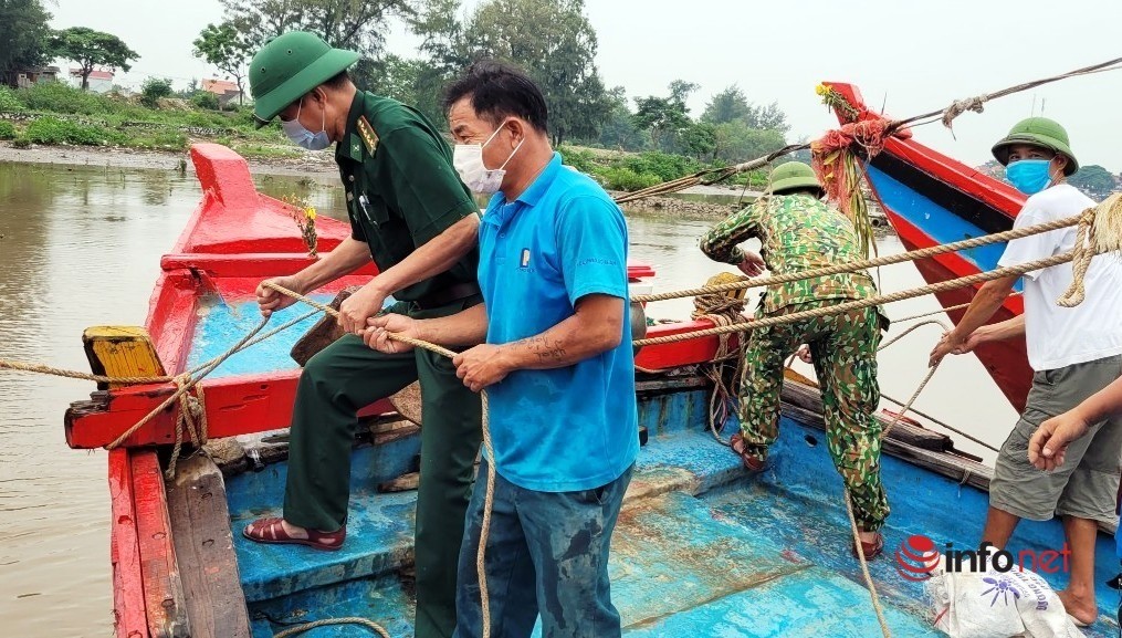 nghe-an-hang-tram-be-mang-len-bo-tranh-bao-dam-bao-an-toan-cho-hoc-sinh-giao-vien-truong-hoc-3-1634137441.jpg