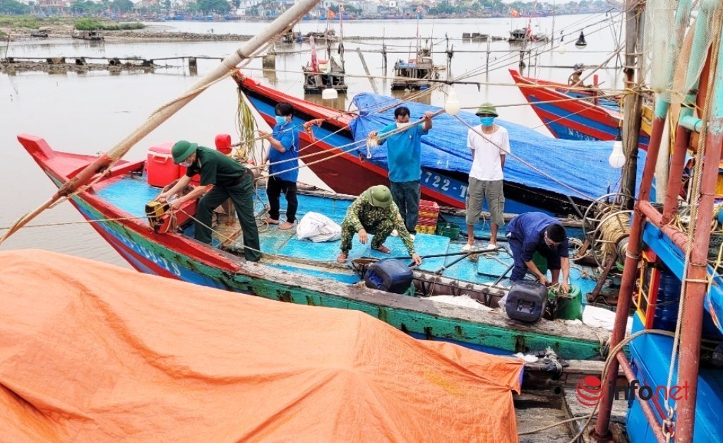 nghe-an-hang-tram-be-mang-len-bo-tranh-bao-dam-bao-an-toan-cho-hoc-sinh-giao-vien-truong-hoc-4-1634137464.jpg